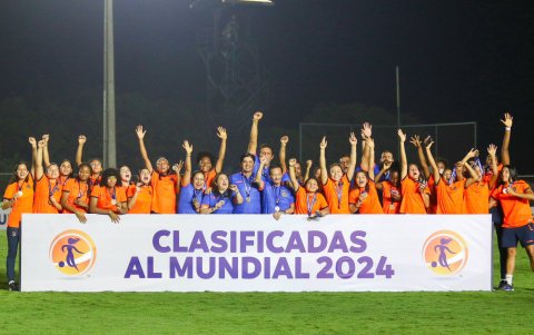 Las jugadoras y cuerpo técnico de la selección sub-17 con las medallas de bronce obtenidas en el Sudamericano.