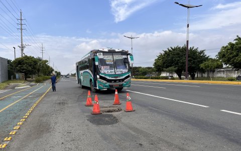Alerta. Las tapas de las cajas eléctricas, hidrosanitarias y datos que se encuentran en la avenida están deterioradas y/o destruidas. Unos conos anuncian el peligro a los conductores.
