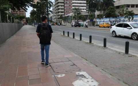 Al pie de la plaza Rodolfo Baquerizo se observan algunas cerámicas en mal estado.