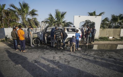 El coche de la organización humanitaria World Central Kitchen (WCK) bombardeado por las fuerzas israelíes.