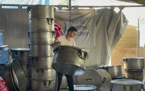 Huelga en los almacenes de WCK en Rafah, en el sur de la Franja, en protesta por la muerte de siete de sus compañeros en el ataque del lunes 1 de abril de 2024.