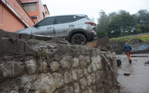 Varios vehículos resultaron afectados.
