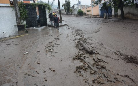 La calzada quedó cubierta de lodo y desechos.