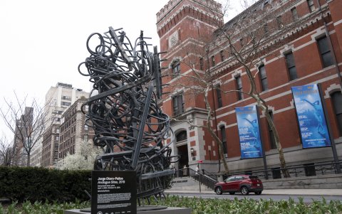 Una escultura del artista Jorge Otero-Pailos