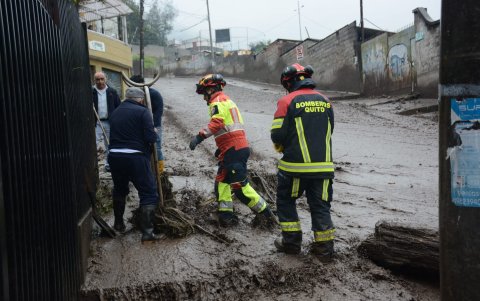 Efectivos del Cuerpo de Bomberos de Quito llegó al sitio para atender la emergencia.