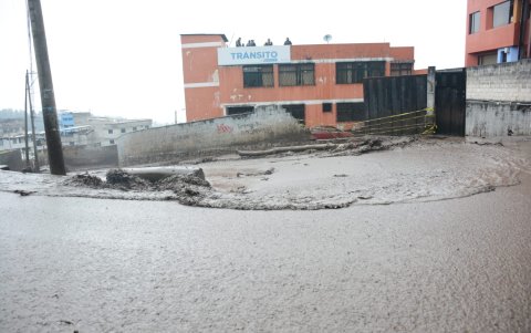 El lodo y el agua cubrieron las calles.
