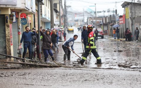 Ciudadanos se unen a las tareas de limpieza.