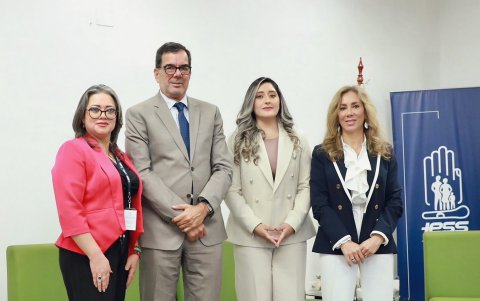 Los vocales del Consejo Directivo del IESS, Mercy Maldonado, Eduardo Peña y María de los Ángeles Rodríguez (derecha), junto a Milena Charfuelán, en el acto efectuado en el Hospital Quito Sur.