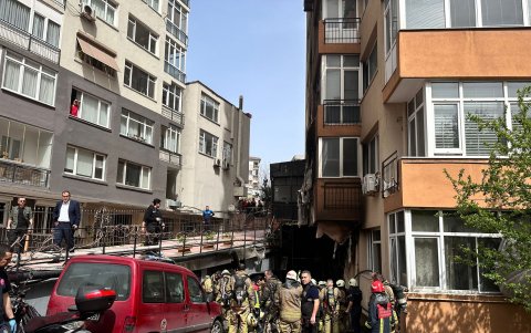 Bomberos de Estambul aparecen tratando de controlar el incendio en un club nocturno en Estambul, Turquía, el 2 de abril de 2024.