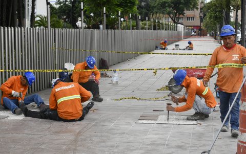 Personal municipal atendió la denuncia hecha por la ciudadanía respecto al estado de las baldosas.