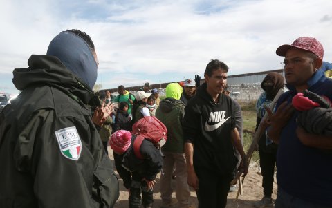 Personal del Instituto Nacional de Migración (INM) y un grupo de migrantes dialogan tras un enfrentamiento este martes 2 de abril de 2024, en las inmediaciones de la frontera con Estados Unidos.