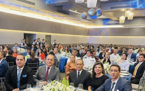 Compromiso en el que compartieron Karen Noblecilla y Juan Carlos Medina (las dos personas que están en el extremo derecho de la foto).