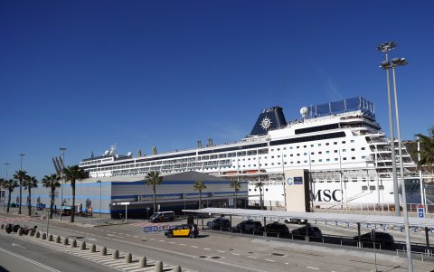 Hasta la terminal de cruceros de Barcelona se han desplazado familiares y amigos de los pasajeros bolivianos