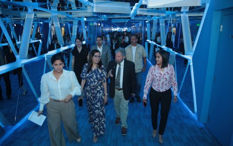 Johnny Czarninski, presidente ejecutivo, durante el recorrido por las nuevas salas.