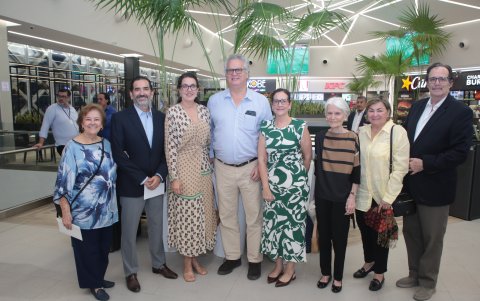 Norma Plaza de García, Luis Eduardo García, Caterina Costa de García, Marcel Laniado, Tatiana García, Brigitte Durín, Gilda de Hahn y Carlos Hahn.