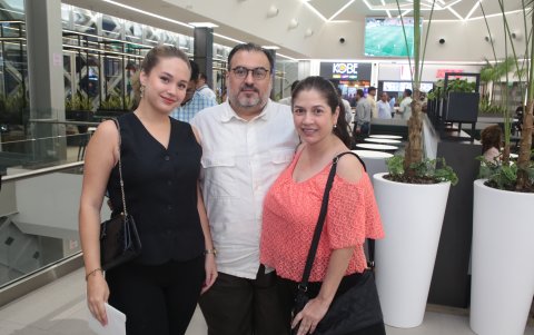 Melissa Núñez, Juan Carlos Núñez y Diana de Núñez.