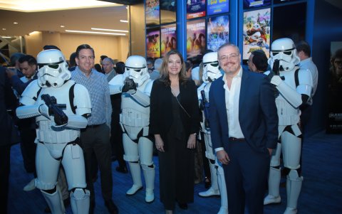 Iván Aguas, Wendy Aguas y Marcelo Quiroz entre la tropa de Stormtroopers de Star Wars.