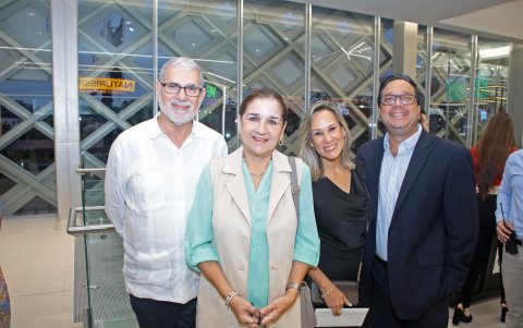 Alberto Dahik, Ana de Dahik, Estefanía de Abad y Johnny Abad.
