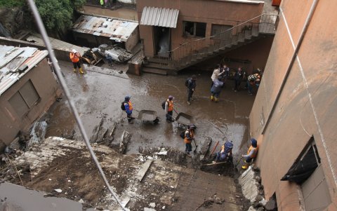 El muro de un edificio cayó sobre las viviendas que también se afectaron por el lodo.