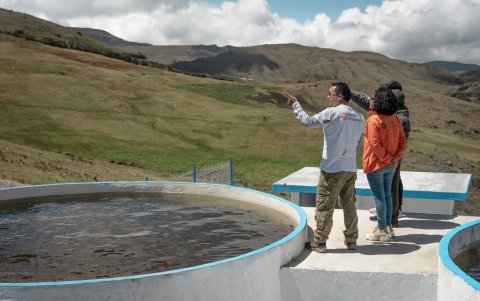 Integrantes de la ONG Ayuda en Acción colaboran para la construcción de plantas potabilizadoras del líquido vital.