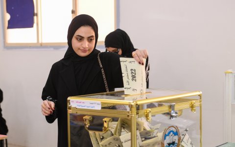 Una mujer kuwaití depositando su voto en un colegio electoral en Kuwait City (Kuwait).