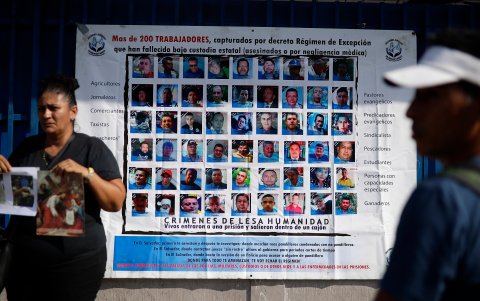 Un cartel con fotografías de personas fallecidas bajo el régimen de excepción, a las afueras del Centro Judicial Isidro Menéndez, en San Salvador (El Salvador).