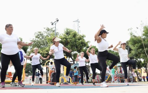 Tras la inauguración hubo una serie de actividades. La bailoterapia congregó a los vecinos.