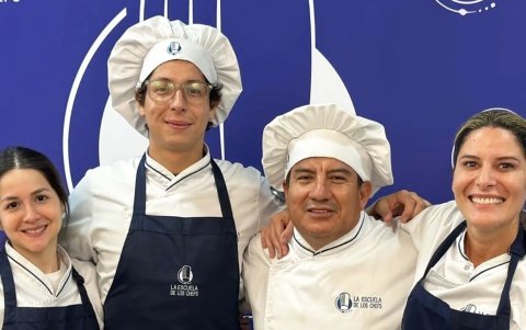 Oleas en su examen final en La Escuela de los Chefs, junto a sus compañeros de equipo Juana Elizalde, Milton Brito y Gaby Díaz.