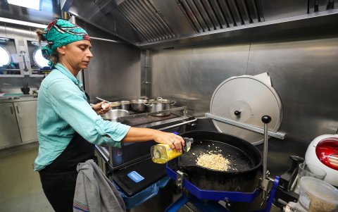 Laurence se unió en 2017 a Greenpeace y llegó a aguas ecuatorianas en el barco Arctic Sunrise.