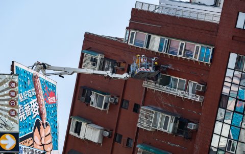 Hualien. Socorristas inspeccionan un edificio residencial parcialmente derrumbado a causa del terremoto.