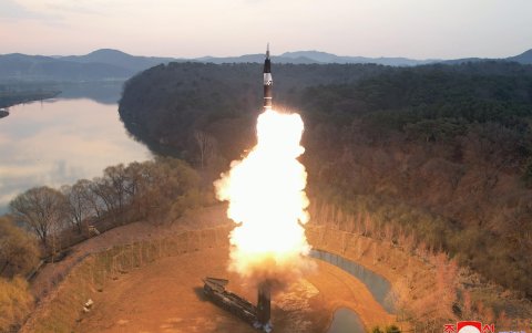 La imagen muestra la reciente prueba del misil Hwasongpho-16B.