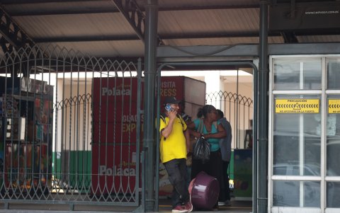 Hoy, en varias paradas de la Metrovía se observan daños en las puertas. Los pasajeros están en riesgo y lo han hecho saber, pero los arreglos no llegan.