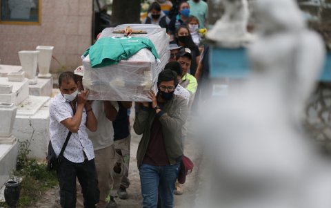 Una foto de archivo de familiares del señor Juan Pueblita dan el último adiós el 10 de agosto del 2020, en el panteón de Tláhuac en la Ciudad de México (México).