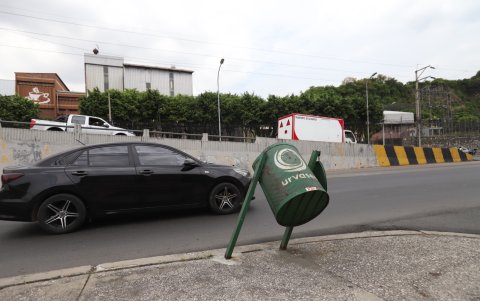 En la avenida es posible ver también tachos de basura dañados. La ciudadanía asegura que llevan en ese estado al menos dos meses.