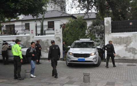 Varios vehículos ingresan y salen de la Embajada mexicana en Quito
