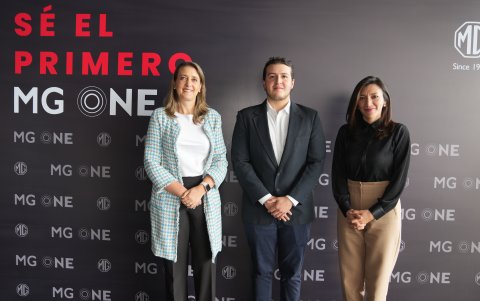 Caridad Serrano, Juan Felipe Pinto y Elizabeth Flores.