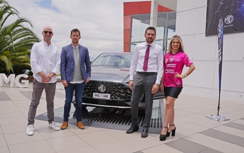 Juan Pablo Ribadenira, Andrés Larriva y John Wiener junto a una de las modelos.