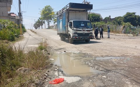 Hay tramos en los que el asfalto que la Prefectura en la administración anterior colocó, se ha desvanecido. De eso no ha pasado ni año y medio, denuncian los ciudadanos.