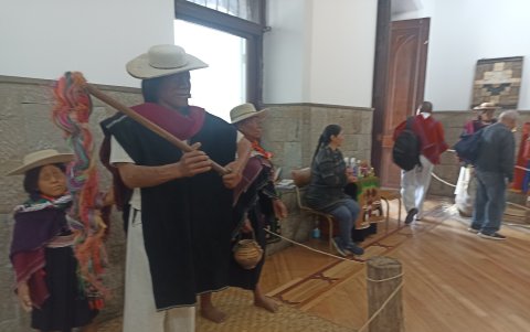 Con cada figura representaron a los danzantes, banda de músicos andinos, el trabajo para elaborar los telares y la comida típica