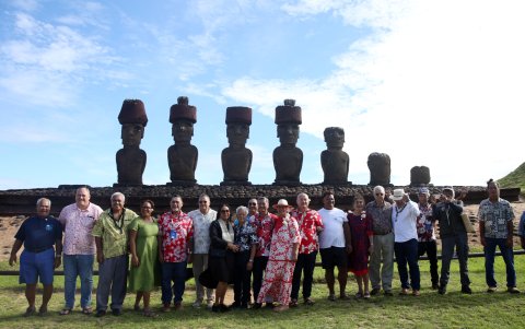 a fotografía oficial de la 'Cumbre de Líderes del Pacífico 2024', este viernes 5 de abril de 2024 en playa Ana Kena, Isla de Pascua (Chile).