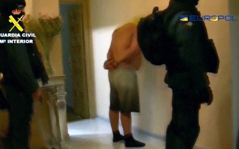 Un detenido durante un operativo de la guardia civil española.