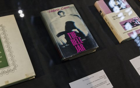 Una primera edición de 'The Bell Jar' de Sylvia Plath, que utilizó el seudónimo de Victoria Lucas