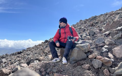 El artista español Solimán López, en las faldas del volcán Chimborazo