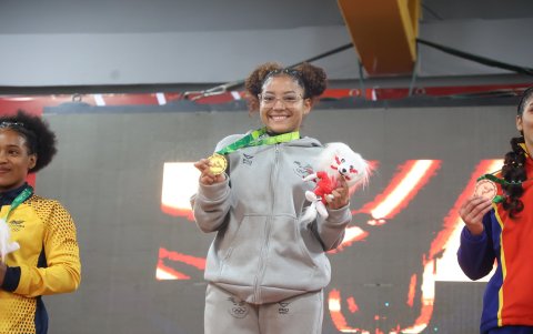 La halterista tricolor con la presea de oro que consiguió en Sucre.