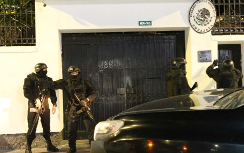 Policías en los exteriores de la Embajada de México