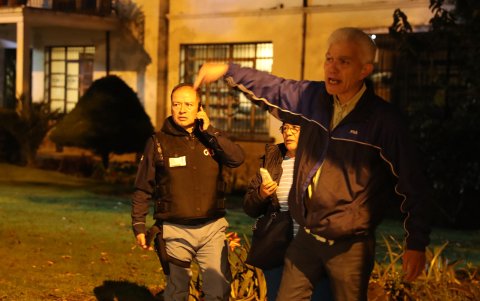 El jefe de Cancillería y Asuntos Políticos de la Embajada de México, Roberto Canseco, hace presencia en las afueras de la Embajada de México donde se realiza un operativo .