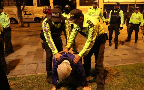 El jefe de Cancillería y Asuntos Políticos de la Embajada de México, Roberto Canseco, forcejeó con policías al exterior de la Embajada mexicana en Quito.