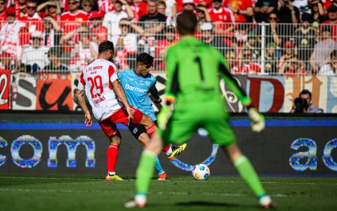 Hincapié fue titular los 90 minutos en el triunfo de Leverkusen como visitante.