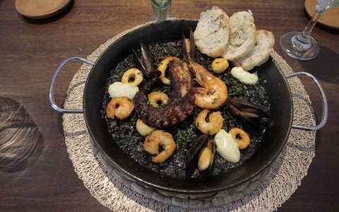 Arroz caldoso de pulpo en su tinta.