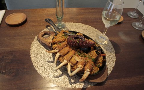 Arroz meloso de mariscos y uñas de cangrejo.